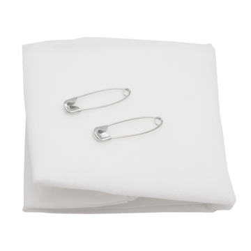 The NORSE RESCUE® Triangular Bandage is a single-use, multi-functional first aid essential, crafted from durable, non-woven material. Ideal for creating slings or supporting splints, this lightweight and comfortable bandage is individually wrapped for convenience, making it a staple in any first aid or emergency kit. - RE-11