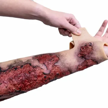 The Deluxe Moulage Kit by Techline Trauma is a comprehensive, portable trauma simulation set featuring ten high-fidelity wound models and an integrated bleeding system. Designed for real-world training, it supports diverse trauma scenarios for paramedics, emergency responders, and military personnel. - SÅR-WW3-000