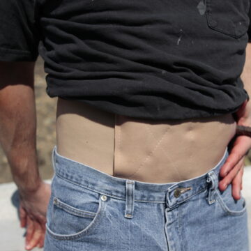 The Wound Extender is a flexible, wearable accessory that expands the fit and placement options of WW3 series wearable wounds. Constructed with durable, lifelike SOFTTECH® materials, it attaches with hook and loop fastening to accommodate different actor sizes and anatomical locations. - SÅR-WW3-012