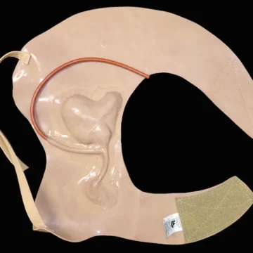The Gunshot Wound Clavicle (Right) is a wearable simulation of a through-and-through gunshot injury, exposing fat, muscle, bone, and tendons. Featuring packable entry and exit wounds, it includes a bleeding system and provides realistic crepitus sensation for enhanced training. - SÅR-WW3-909